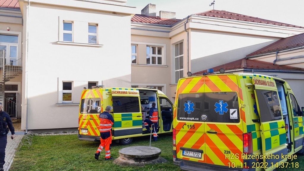 Děti ve škole na Plzeňsku dělaly chemický pokus. Odvezla je sanitka